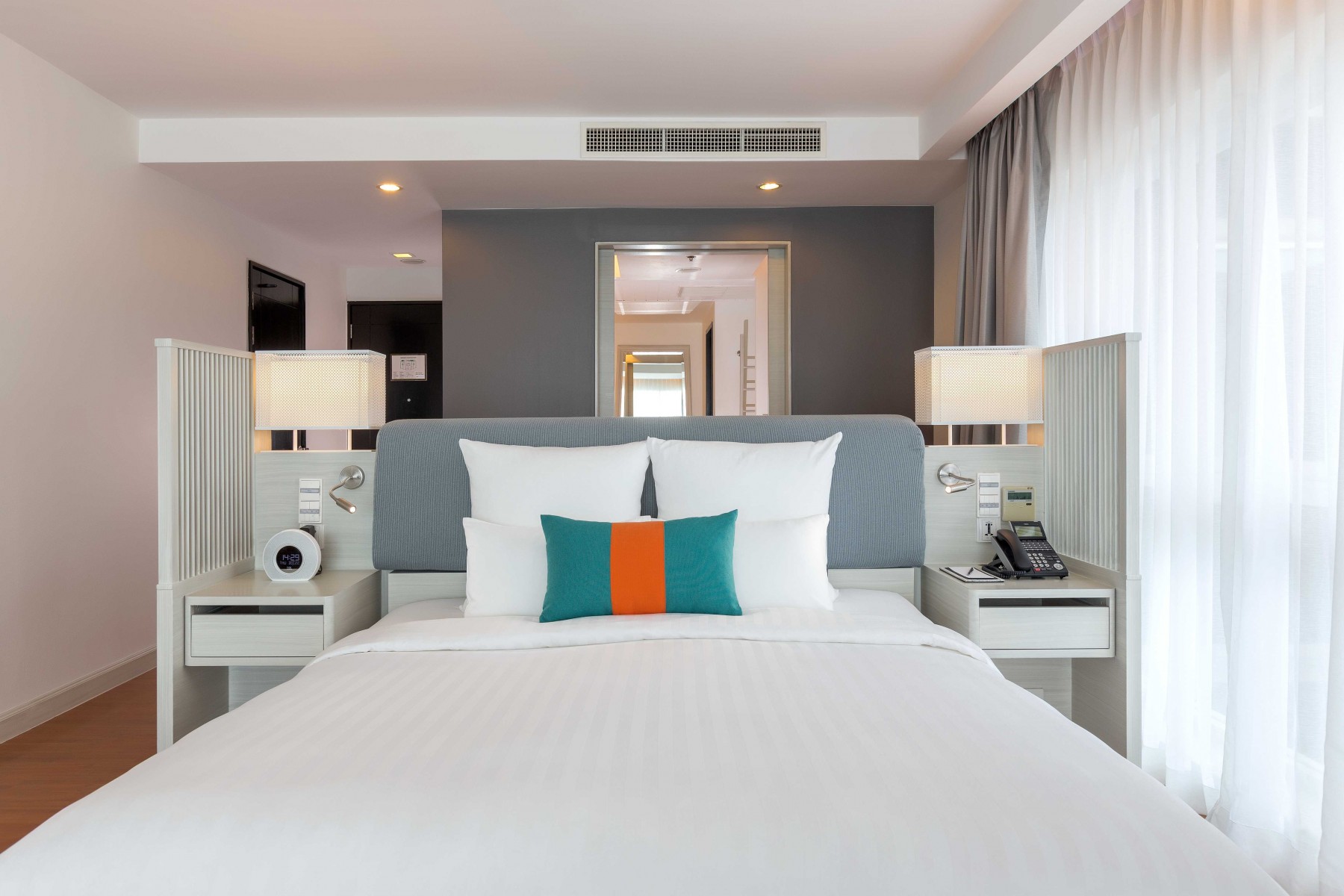 ผลงานออกแบบและติดตั้งโคมไฟโครงการ pullman khao lak resort & spa