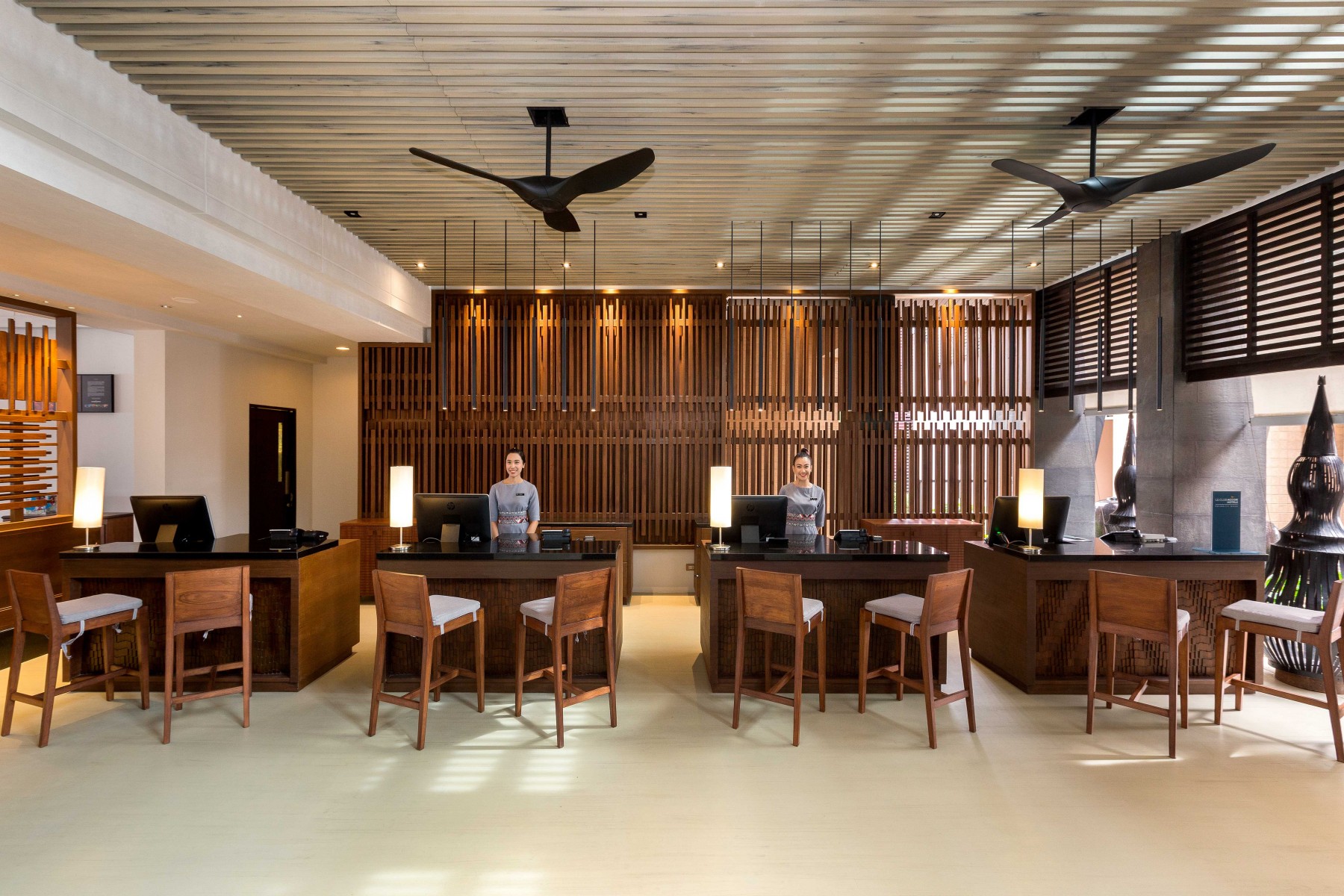 ผลงานออกแบบและติดตั้งโคมไฟโครงการ pullman khao lak resort & spa